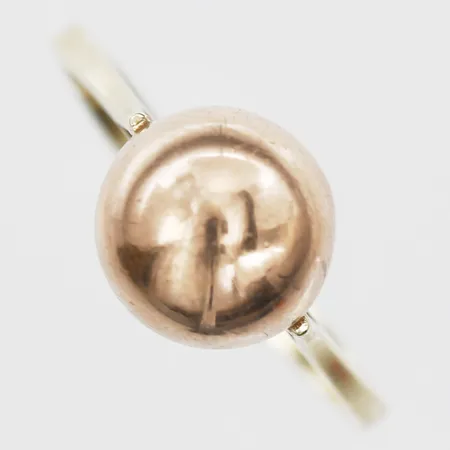 Ring med kula stl 18¼, bredd 2-10mm, bruksslitage, tvåfärgad, 14K. Vikt: 3,4 g