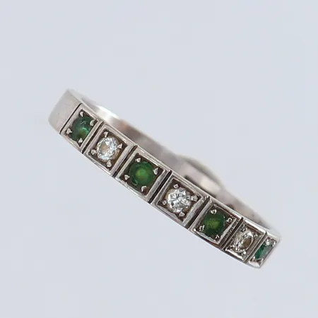 Ring med smaragder 4 x 0,03ct samt diamanter 3 x 0,03ct stl:18¼ bredd 3,2mm vitguld 18K. Vikt: 3,7 g