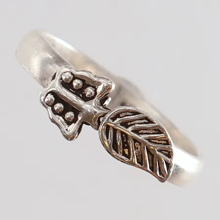 Ring med dekor stl:15½ bredd 3-4,5mm Silver 925/1000.  Vikt: 1,8 g