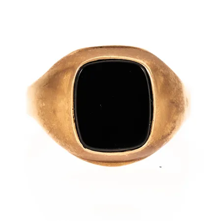 Klackring i 18K guld med en svart sten. Stl:20¾. Bredd 3,6 15,6 mm. Vikt 3,8g Vikt: 3,8 g