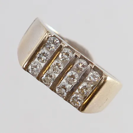 Ring med diamanter 12 x a 0,05ct stl:17¼ bredd 2,8-8mm en diamanter sitter löst behov av omrodiering skev vitguld 18K. Vikt: 4,9 g