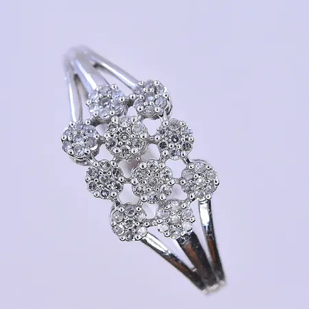 Ring med ca70x0,005ct Guldfynd stl:17, bredd 2-9 mm vitguld 18K. Vikt: 3,2 g