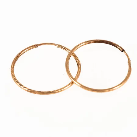 Facettslipade rörörhängen i 18K guld. Ø 15 mm. Bredd 0,75 mm. Vikt 0,2g Vikt: 0,2 g