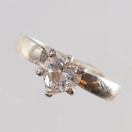 Ring med vit sten stl:16 bredd 1,9-6,5mm Silver 925/1000. Vikt: 1,9 g