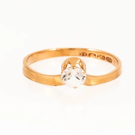 Ring i 18K guld med en vit sten. Stl:15½. Bredd 1,4 6,3 mm. Vikt 1,0g Vikt: 1 g