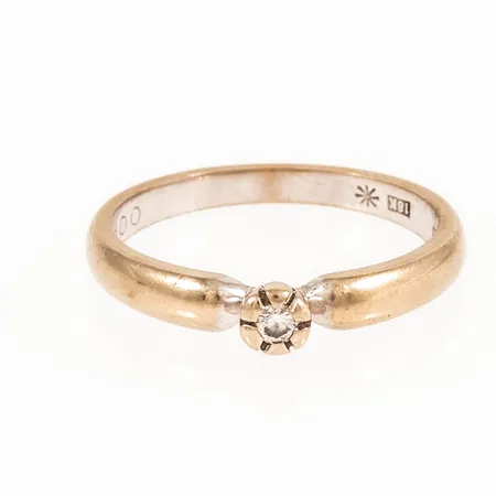 Stjärnringen Startring med en briljantslipad diamant 0,04ct stl:16¼ bredd 2-3,5mm, behov av omrodinering, slitage, vitguld 18K 2,5g.