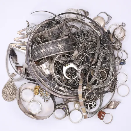 Parti diverse silversmycken delvis defekt, delvis sten, silver 830-255/1000 Bruttovikt: 867,1g Vikt: 867,1 g