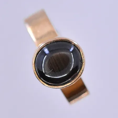 Ring med troligen stjärnsafir stl:16¼, graverad 18K. Vikt: 5,1 g