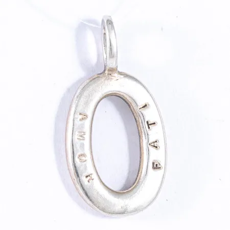 Efva Attling hänge AMOR FATI i silver. Längd 26,6 mm inkl. fast ögla. Bredd 13,7 mm. Vikt 3,6g Vikt: 3,6 g