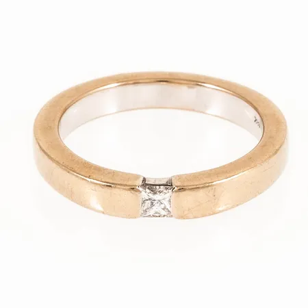 Ring med en prinsesslipad diamant ca 0,17ct stl:18 bredd 3,2-3,5mm, vitguld behov av omrodinering 18K 6,9g.