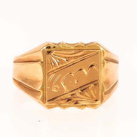 Klackring i 18K guld. Stl:19¾. Bredd 4,6 13,2 mm. Gravyr. Vikt 4,6g Vikt: 4,6 g