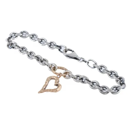 Umeåtillverkat armband ankarlänk i silver med ögla och hjärtberlock i 18K guld, stämplad GIU (Guldsmedjan i Umeå AB) 14,6g.