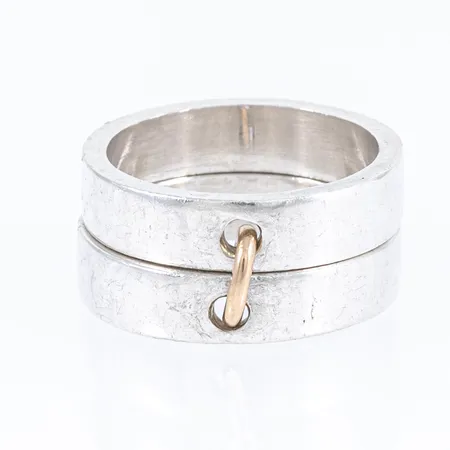 Ring Efva Attling "Divorced with Children" 2 ringar sammanlänkade med ögla i guld 18K - En symbol för ett förhållande som inte varade men som gav något vackert - barnen - guldet. stl:18¼ bredd 10mm, silver 925/1000 11,5g. Nypris 5900:-