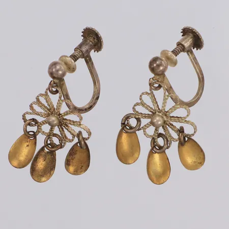 Ett par örhängen filigranarbete längd 20mm, bredd 14mm, skruvlås, 800/1000 silver Vikt: 2,6 g