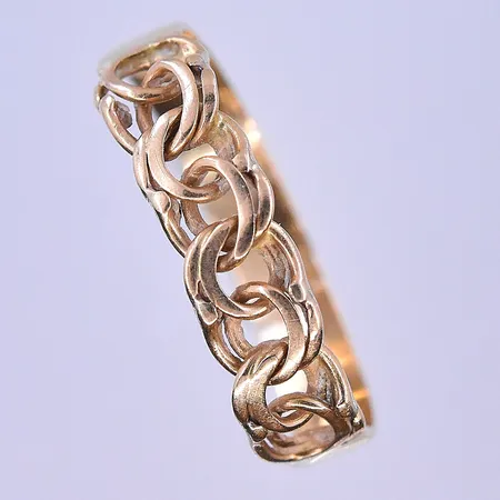 Ring Bismarck stl:18, bredd 4 mm skev skena 18K. Vikt: 2,2 g