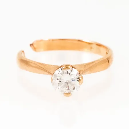 Uppklippt ring i 18K guld med en briljantslipad diamant 0,43ct enligt gravyr (cirka W-si, flera naggar). Defekta klor. Vikt 2,2g Vikt: 2,2 g