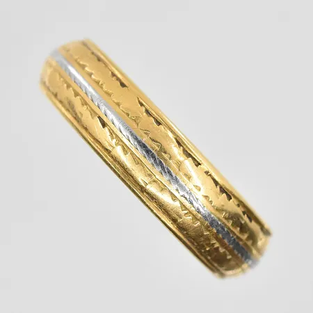 Ring stl 20¼, bredd 6 mm, gravyr, rödguld/vitguld, 18K. Vikt: 5,8 g