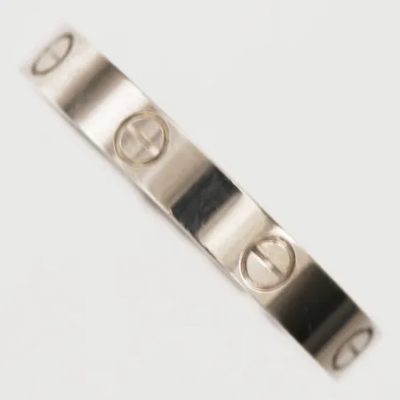 Ring Cartier Love stl:20¾ / 66, snr: 864DLV, med certifikat daterat 21/6-2025, kvittokopia från Lissabon, 18K vitguld. Ask, ytterkartong. Nypris 17500:-.  Vikt: 4,2 g