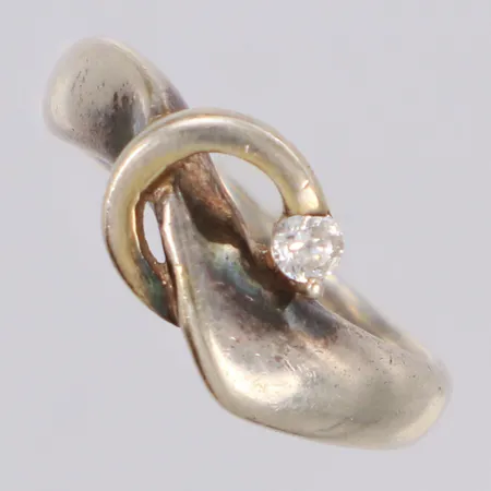 Ring med vit sten stl:16½, bredd 9mm, 925/1000 silver Vikt: 3,2 g