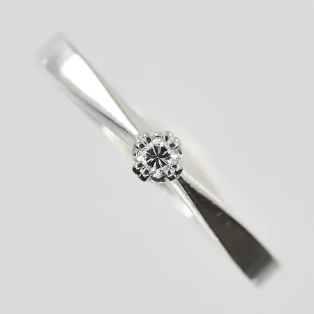 Ring med diamant 0,.05ct Spectra stl 18, bredd 2-3 mm, vitguld, 18K. Vikt: 2,6 g