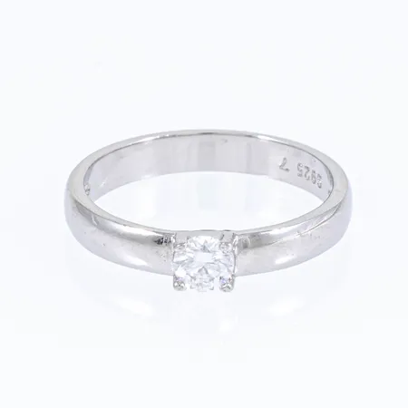 Ring med vit sten (troligen cubik zirkonia) stl:17¼ bredd 3-4mm, fint skick, silver 925/1000 2,0g.