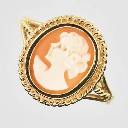 Ring med kamé stl 18½, bredd 2-15 mm, 18K. Vikt: 2,9 g