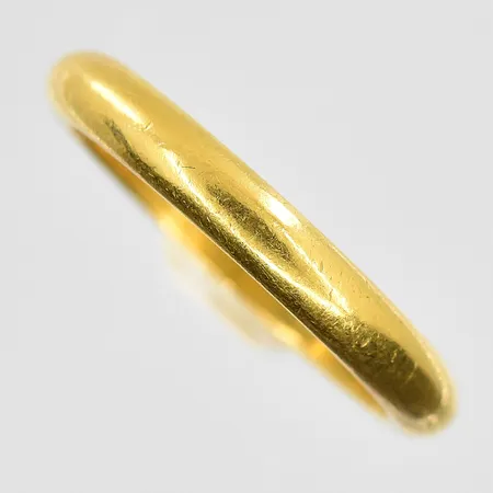 Ring stl 18¾, bredd 3 mm, gravyr, 23K. Vikt: 7,6 g