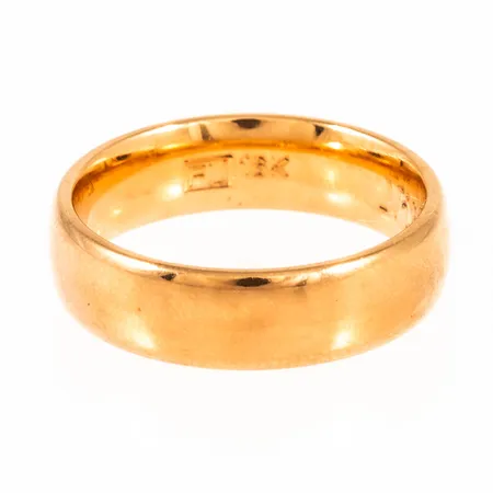 Slät ring i 18K guld. Stl:16¾. Bredd 5,5 mm. Gravyr. Vikt 7,0g Vikt: 7 g