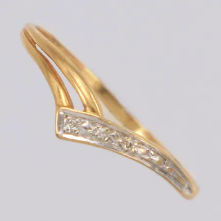 Ring med diamanter 3xca 0,005ct, stl:19, bredd 5mm, 18K Vikt: 1,1 g