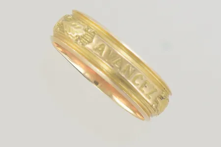 Ring stl 18½ bredd 6 mm, graverad 18K Vikt: 6,2 g
