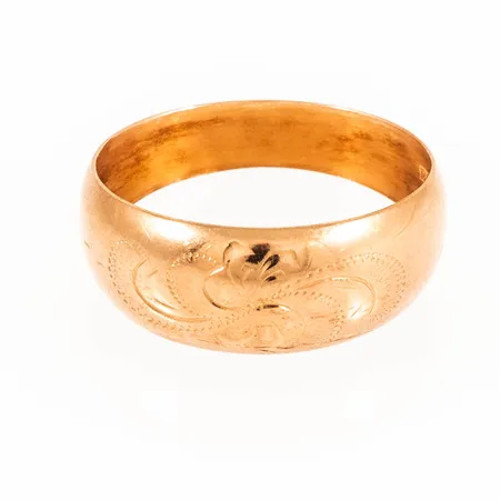 Doserad ring med graverad dekor stl:19½ bredd 4,6-8,2mm, konkav invändigt, 18K 1,9g.