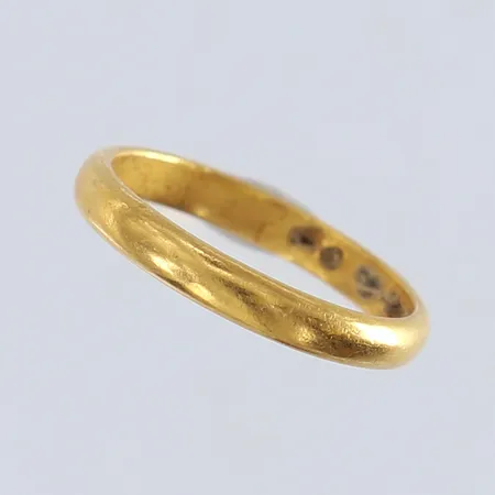 Ring slät stl:16¾ bredd 3mm bucklig 23K. Vikt: 3,3 g