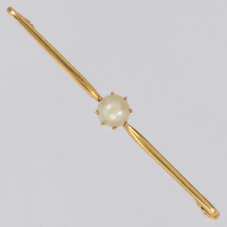 Brosch med pärla längd 58mm, bredd 7mm, 18K Vikt: 3,1 g