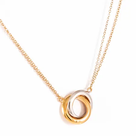 Tvåradigt collier i 18K guld med dekorcirklar i vitt & gult guld. Ställbar längd 43 / 45,5 cm. Varje kedja är 0,6 mm bred. Dekoren är 13,5 x 15,6 mm. Från Svedbom & Co. Vikt 3,9g Vikt: 3,9 g