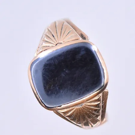 Klackring med svart sten stl:21¼, bredd 5-15 mm graverad 18K. Vikt: 9,4 g