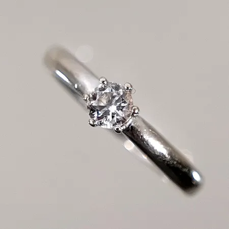 Ring med vit sten stl: 16¼ mm bredd 2.3 - 4.9mm 14k Vikt: 2,6 g