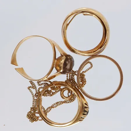 Guldsmycken med stenar gravyrer buckliga/skadade 18K. Vikt: 14,5 g