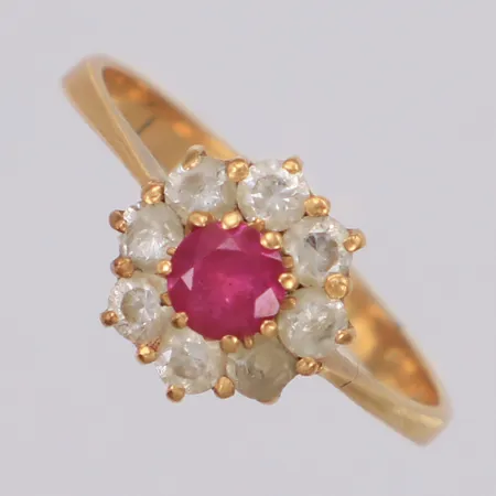 Ring med röd och vita stenar stl:18¼, bredd 10mm, 18K Vikt: 2,8 g
