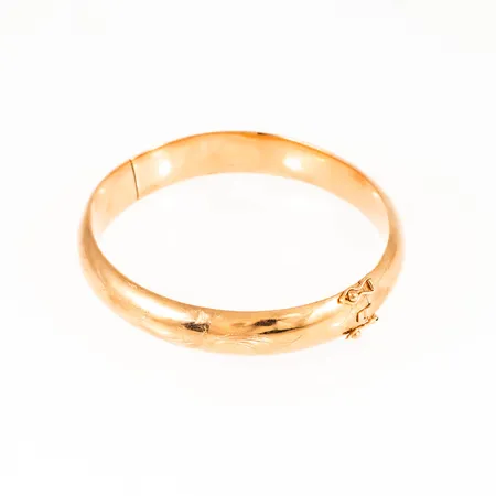 Stelt öppningsbart armband i 18K guld. Mönstergravyr runt om. Innermått 17 cm. Bredd 10,4 mm. Ihåligt. Stämplat 750. Vikt 16,8g Vikt: 16,8 g