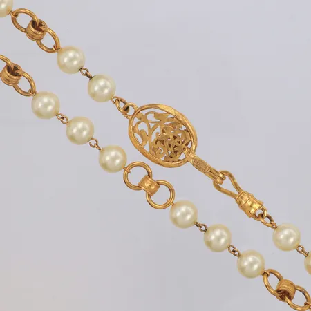 Collier med imitationspärlor, längd 91cm, gulmetall, Chanel made in France, bruksskick Vikt: 0 g
