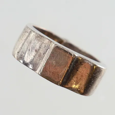Ring stl:17 bredd 5-8mm ihop löd Silver 830/1000.  Vikt: 6,8 g