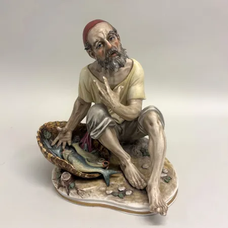 Figurin Fiskare Dresden, polykrom dekor på porslin, krackeleringar/ sprickor på sockeln, nagg i skägg, behov av rengöring Skickas med postpaket.