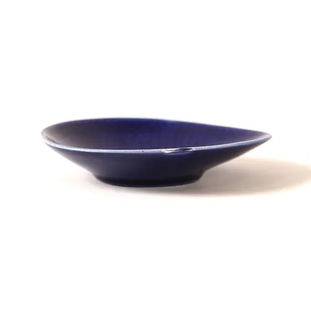 Fat Rörstrand blå eld, design Hertha Bengtson, porslin, mått ca 9,5x8,5cm, numrerad 582, nagg.