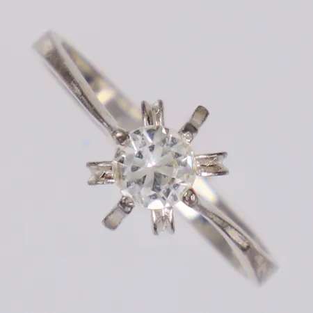 Ring med vit sten stl:18, bredd 9mm, 925/1000 silver Vikt: 2,1 g