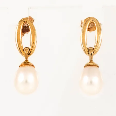 Örhängen i 18K guld med droppformade sötvattenspärlor. Längd 21,3 mm. Vikt 2,6g Vikt: 2,6 g