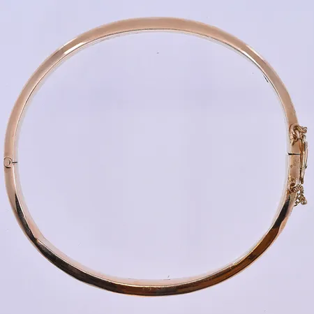 Armring stl:60*56 mm klämskador och graverad 14K. Vikt: 9,3 g