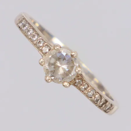 Ring med vita stenar stl:17, bredd 5mm, 925/1000 silver Vikt: 1,7 g