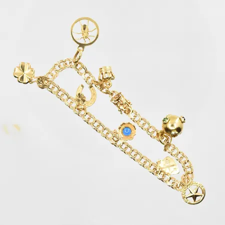 Armband Bismarck med 8 berlocker längd 19½ cm, länkens bredd 5 mm, namngravyr på 1 berlock, 18K. Vikt: 13,4 g
