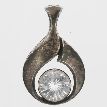 Hänge med slipad bergkristall Karl Laine, längd 33mm, bredd 6-20mm, silver 925/1000. Vikt: 4,9 g