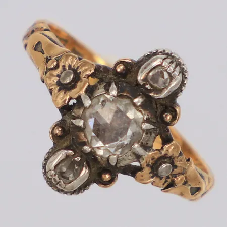 Ring med rosenstenar stl:18, bredd 15mm, fattning i silver, gravyr, 20K Vikt: 4,5 g